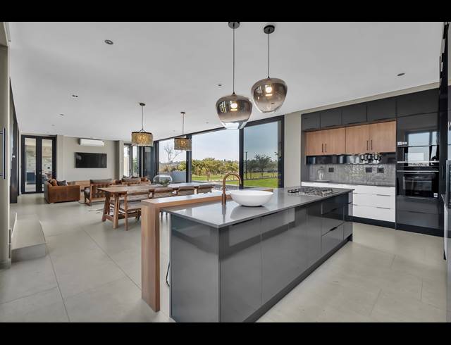 5 BEDROOM HOUSE FOR SALE IN HELDERFONTEIN ESTATE
